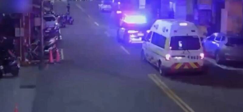 新北市汐止区新昌路一间卡拉OK店，昨晚爆发酒客酒后冲突事件，警方出动快打部队赶抵，将受伤的李男送医后，逮捕滋事的张姓等3人侦办。（汐止警分局提供）