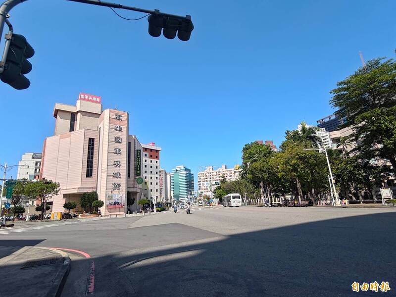 洋流下午抵達高雄找隆捲風 脆友:用滿滿甜食撐爆他