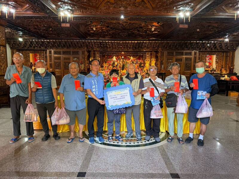 秋節將至 龜山德修宮發放274低收入戶各3千元慰問金