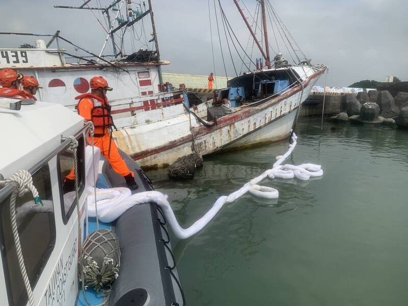 屏東鹽埔漁港油污外洩 「金財滿」漁船滲漏、海巡協同各單位圍阻