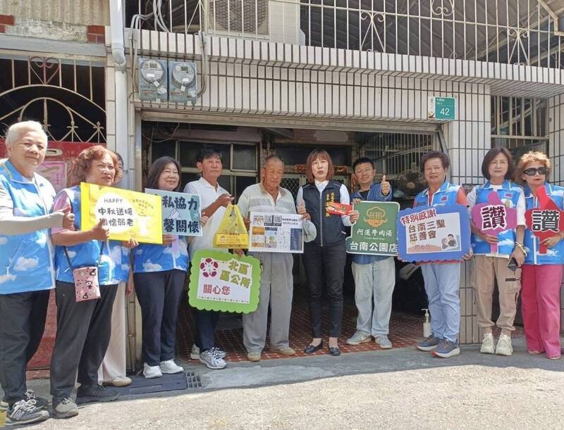 南市北區中秋送暖關懷56位獨老 捐贈紅包、蛋糕與餐券