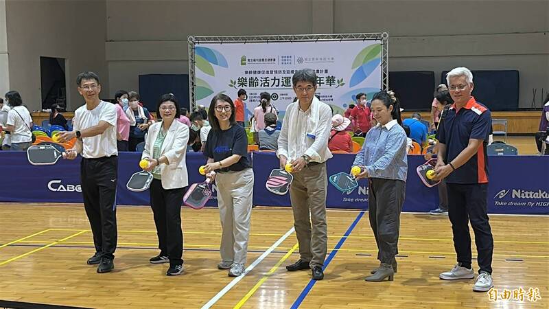 民進黨雲林縣長參選人、立委劉建國（右3）與國教署、雲科大攜手舉辦樂齡活力運動嘉年華。（記者李文德攝）