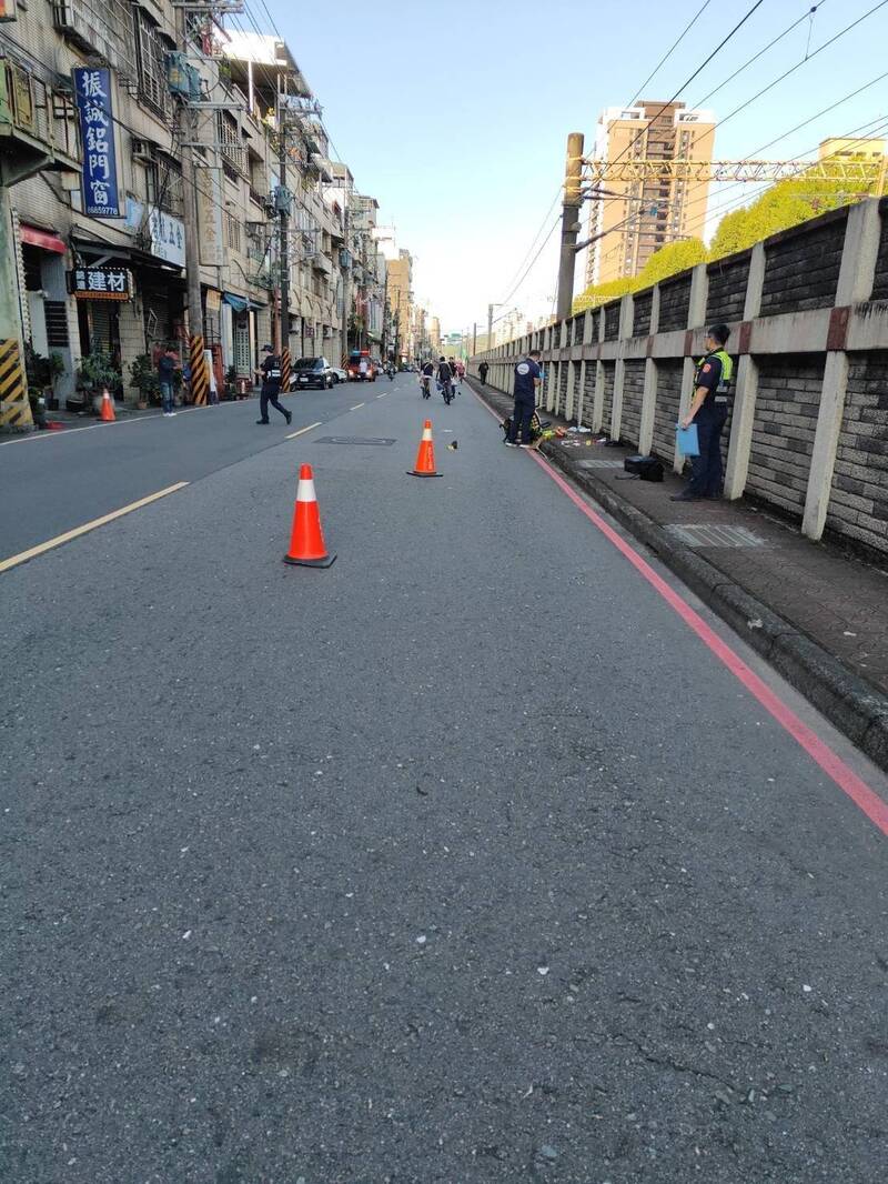 警方于车祸现场进行采证。（记者徐圣伦翻摄）