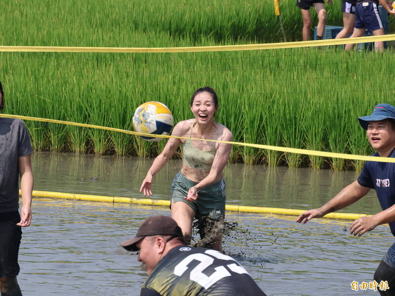 彰化二林水田排球賽 電子新貴、中年大叔、美少女猛吃土