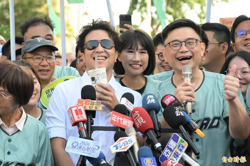 一到高雄就收到在地人氣奶茶 沈伯洋笑喊:也太甜了