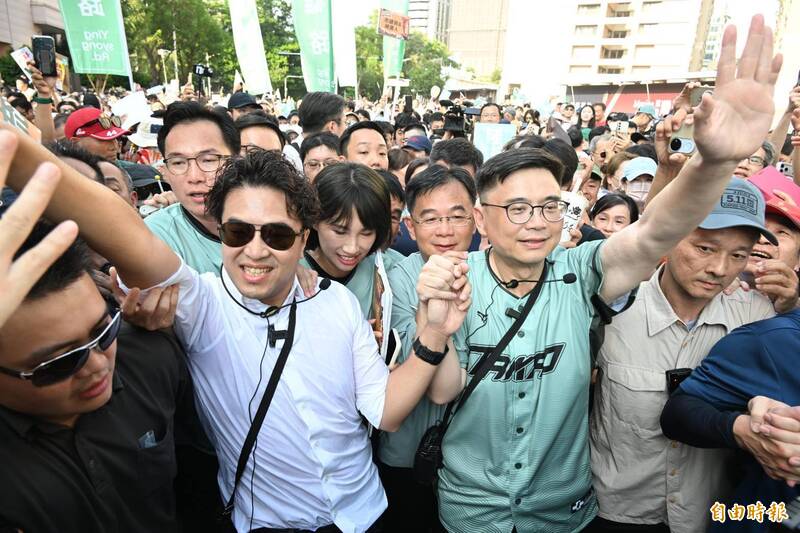 洋流+隆捲風席捲高雄港灣 機車騎士驚:誰的演唱會?
