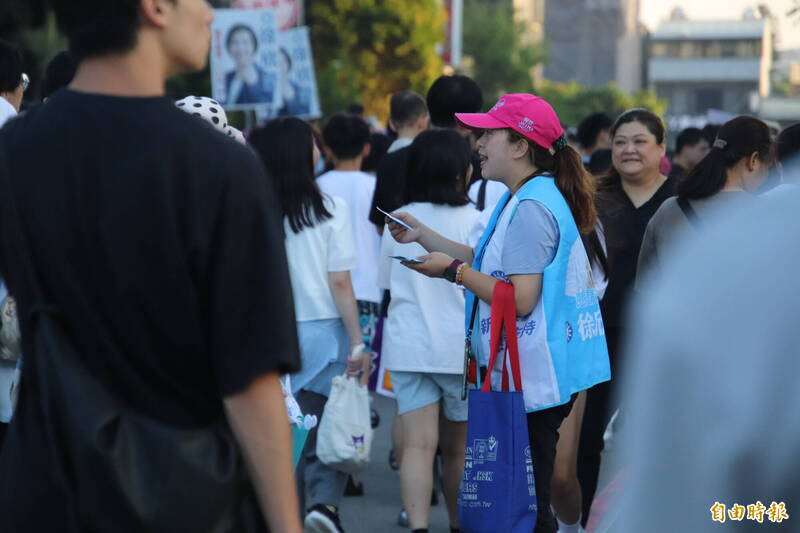 國民黨新竹縣長參選人徐欣瑩團隊，近日在街頭、公開場合都在分送引發爭議的中國製消暑涼感貼。（記者黃美珠攝）