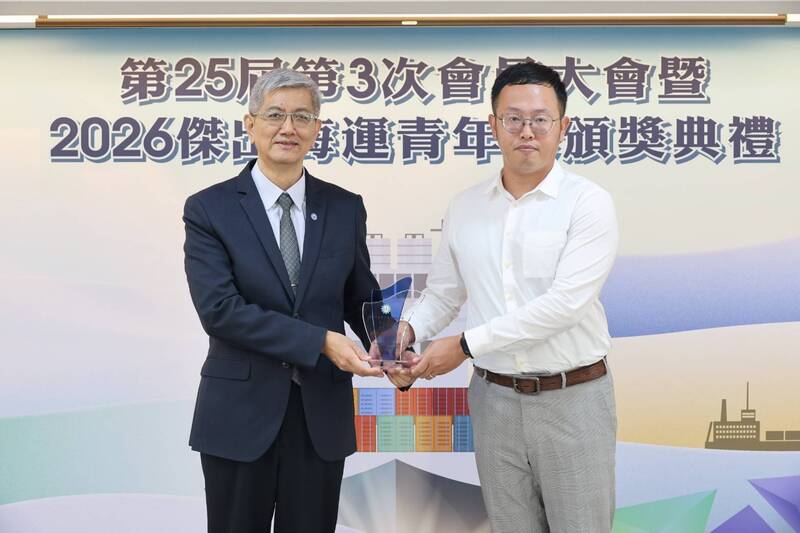 遠洋巡護攔截1.6噸毒品 宜蘭艦大副蔡志威獲傑出海運青年獎