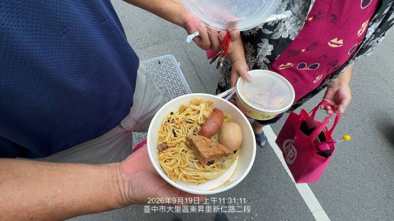 江和樹揪何欣純造勢場發逾30元炒麵餐盒酸信賴就沒事 何辦:合規定勿污名化