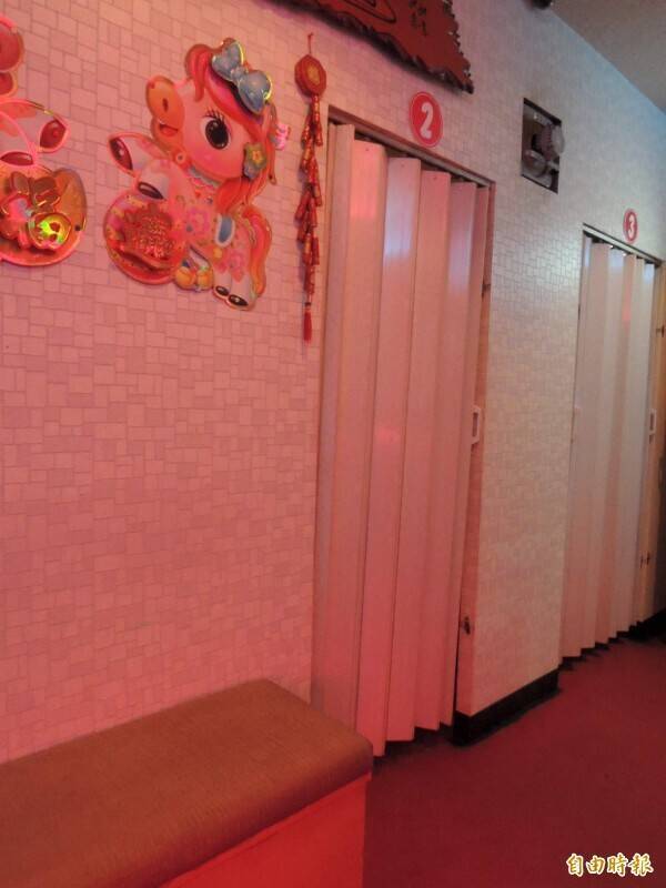 包廂亮燈急穿衣!小吃店「門縫夾衛生紙」藏半套性服務 代班瑜伽老師慘了