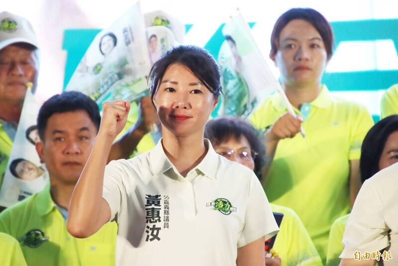 黃惠汝向鄉親說明自己爭取的建設。(記者林宜樟攝)