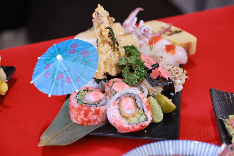 基隆美食「黑白鮮鋒會」 壽司市集湧入饕客
