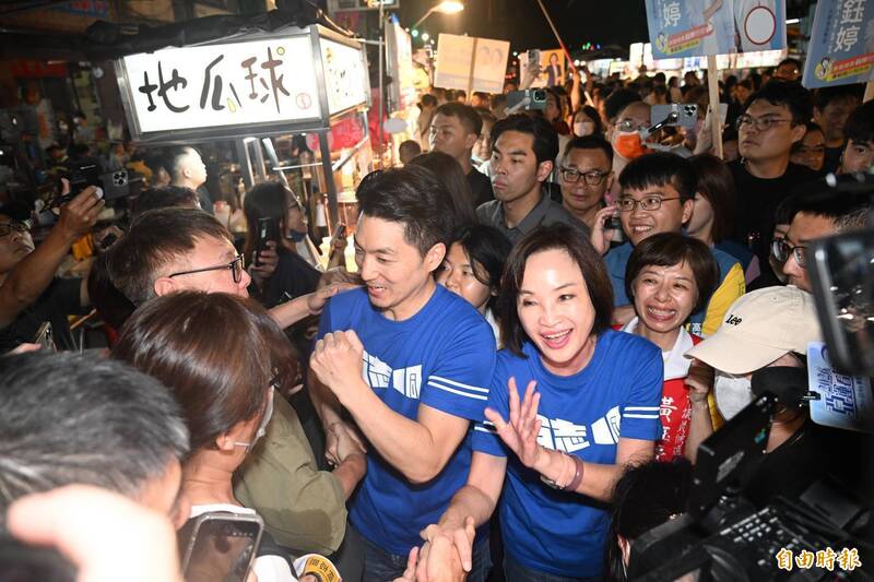 柯志恩合體蔣萬安六合夜市掃街 現場爆人潮