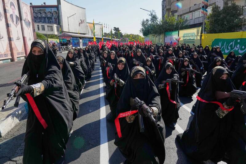 黑衣女性持槍上街!伊朗開戰以來最大集會 逾30萬人湧入德黑蘭