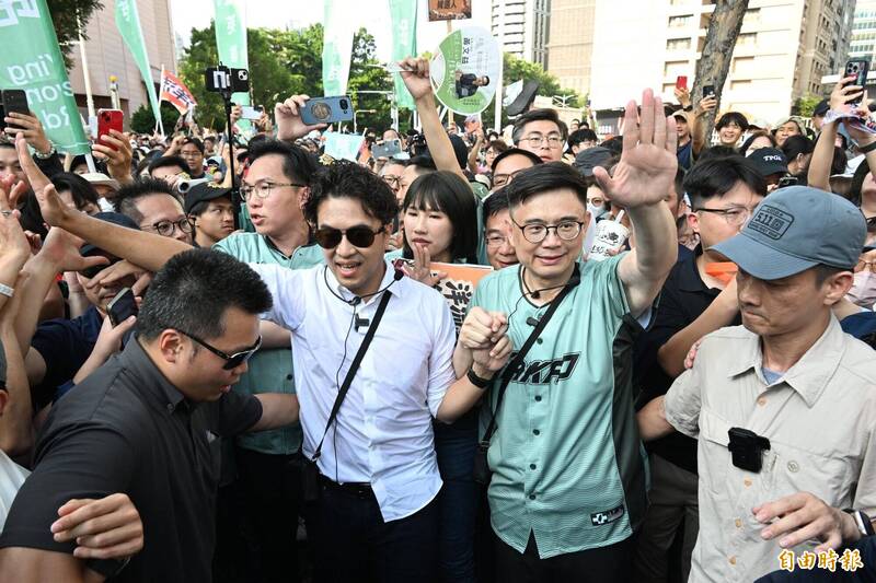 太瘋狂! 3萬人擠爆愛河灣 沈伯洋、賴瑞隆合體寸步難行