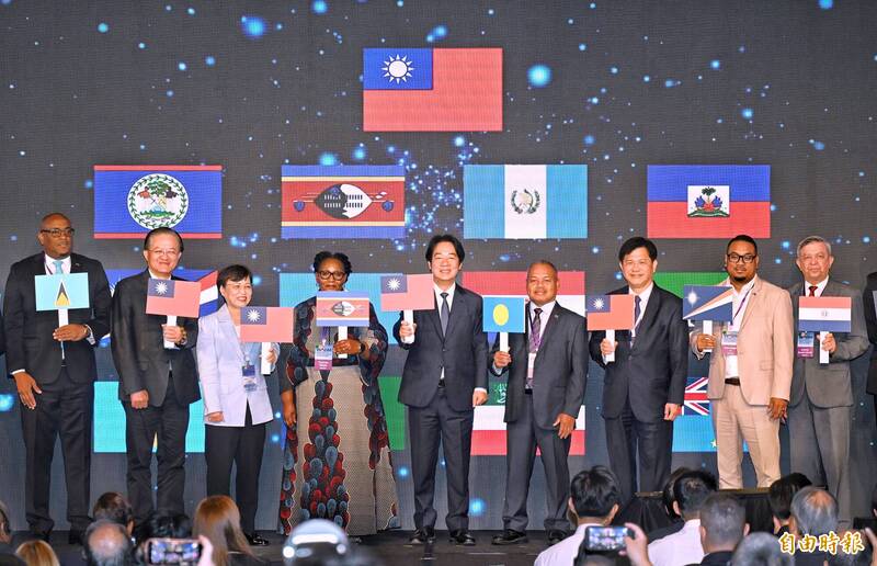 總統賴清德、外交部長林佳龍等人出席「2026總統府全社會防衛韌性國際論壇─韌性台灣 民主永續」開幕式。（記者方賓照攝）