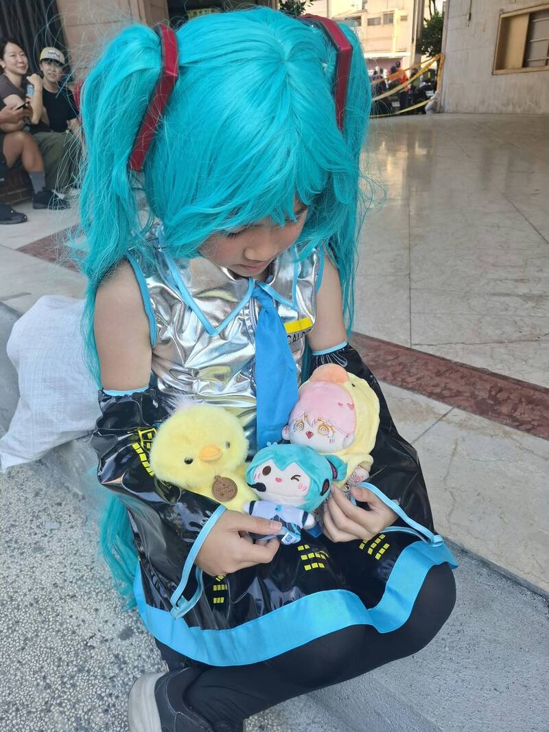 會錯意!初音小coser禮物沒如願送出 沈伯洋道歉:啊啊啊以為是要擊掌