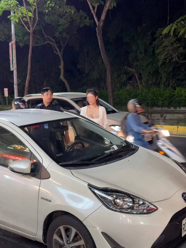 新竹女駕駛撞車!警方到場 她一下車網全歪樓