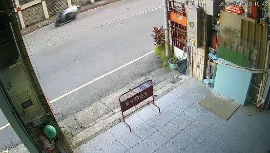 新北清潔隊員慘遭酒駕騎士撞死 「躺著騎車」離譜影像曝光