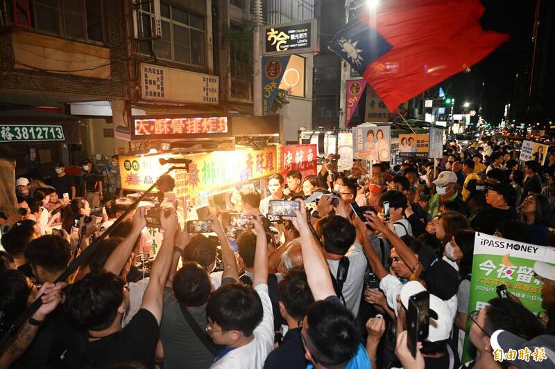 柯志恩合體蔣萬安六合夜市掃街 現場爆人潮