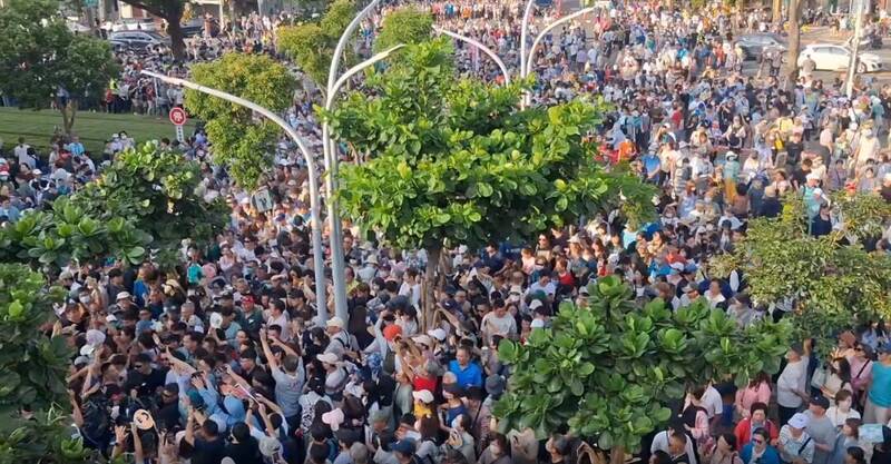 洋流+隆捲風擠爆愛河灣 網讚:不愧是民主聖地
