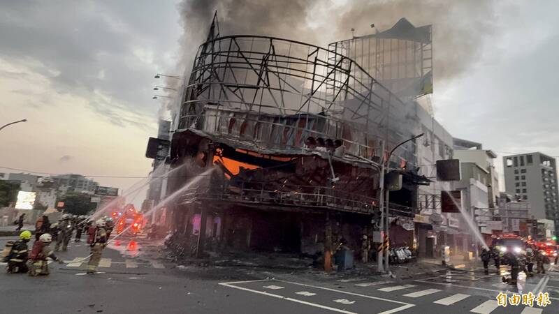 台南連鎖機車行清晨陷火海傳爆炸聲!上百輛機車付之一炬
