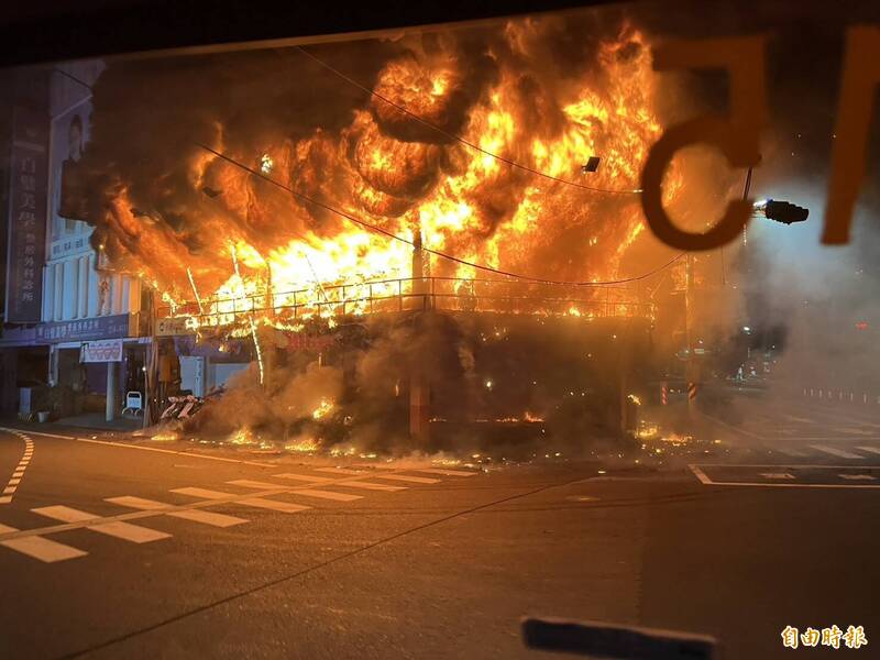 台南連鎖機車行清晨陷火海傳爆炸聲!上百輛機車付之一炬
