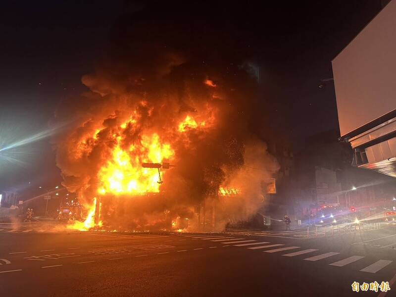 台南市中西區健康路、大同路口一家連鎖機車行失火、陷入一片火海。（民眾提供）