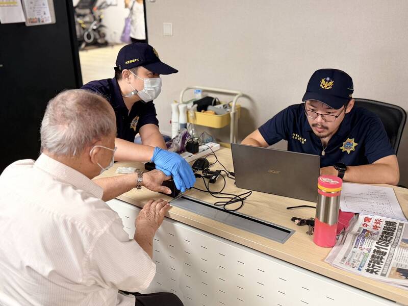 守護長者 中和分局走入日照中心指紋建檔及防詐宣導