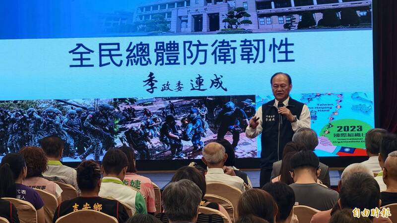 行政院政務委員季連成今天受邀到花蓮市參加民進黨舉行的「台灣好生活」縣市政策說明會，針對全民防衛韌性進行專題演講。（記者王錦義攝）