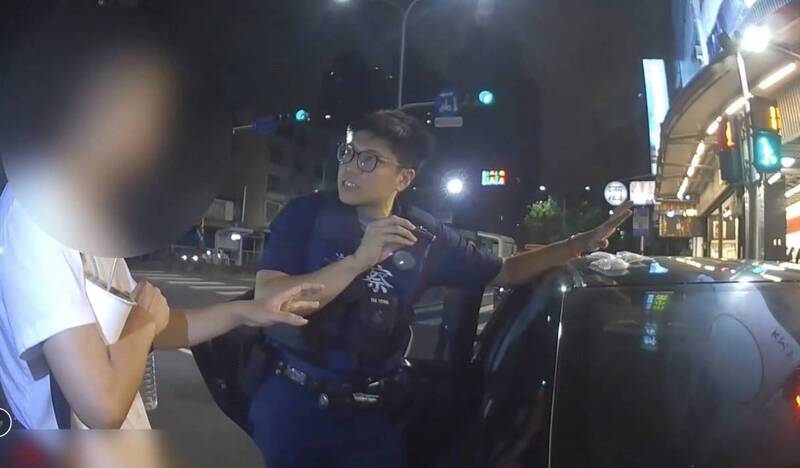 高雄男未繫安全帶遭攔查 車內藏毒還毒駕