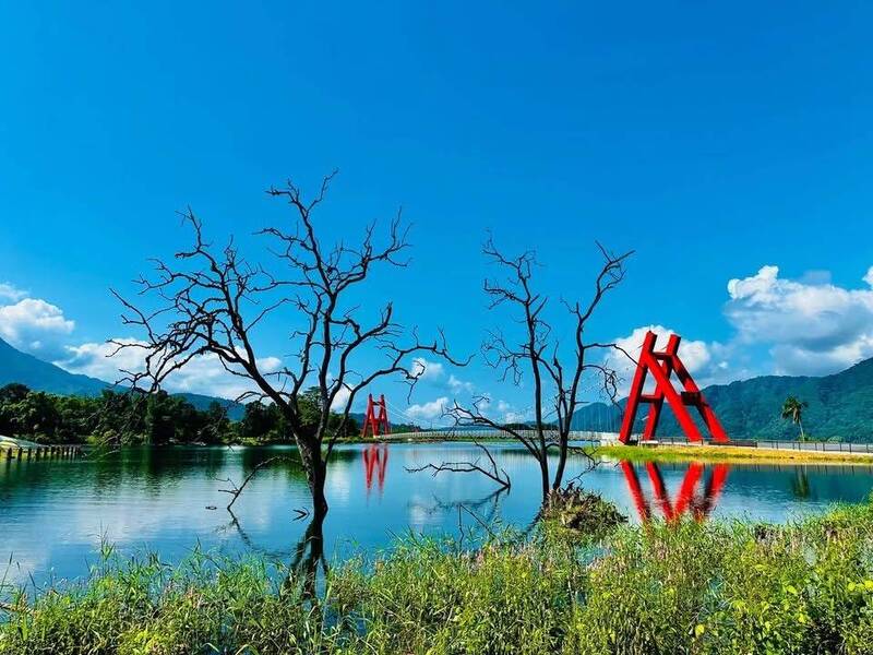 曾文水庫滿水位宛如仙境 水中六角亭、情人碼頭成夢幻景點