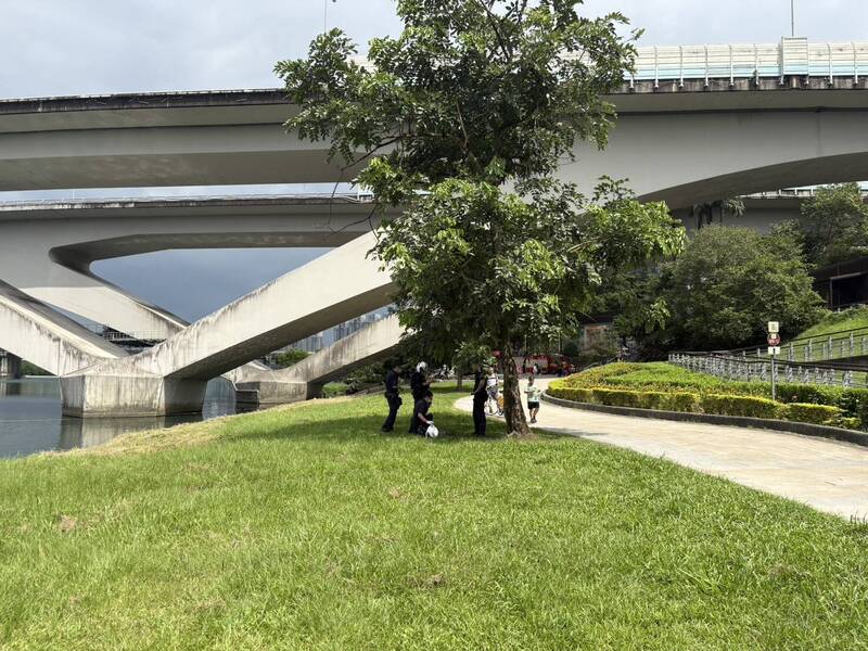 新店碧潭風景區傳男子落水 命危送醫搶救身分待查
