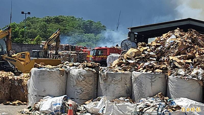 中華紙漿台東廠廢紙堆竄火 警消拉水線灌救