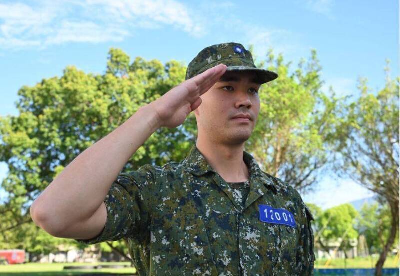 放棄僑民緩徵權 台英混血兒蔡尚恩返台服役退伍解鎖人生任務