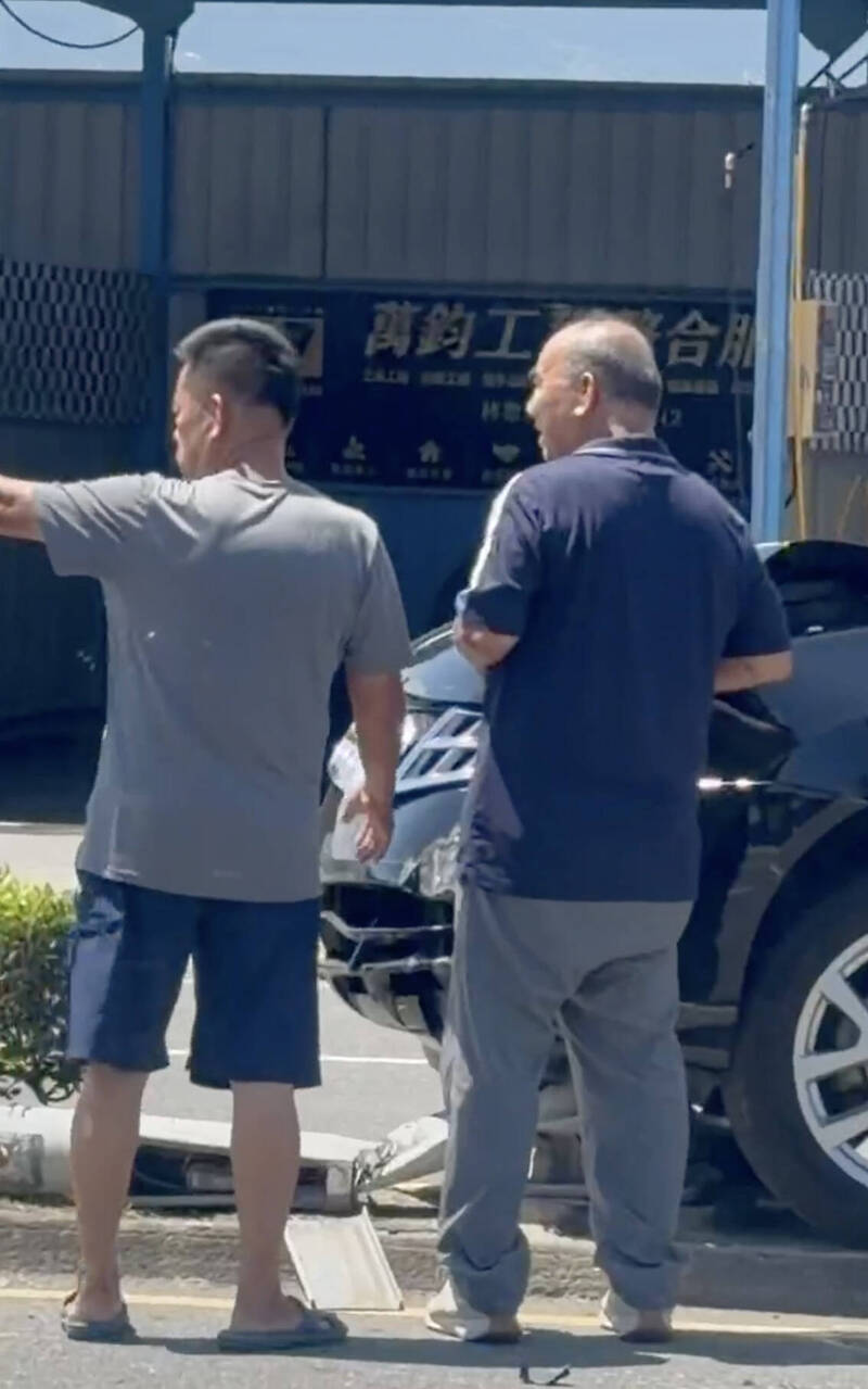 前立委廖國棟疑似恍神自撞燈桿 幸輕傷無大礙