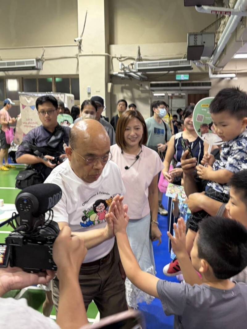 參與水獺媽媽數感樂園 水獺阿公、蘇貞昌與孩子淘氣擊掌