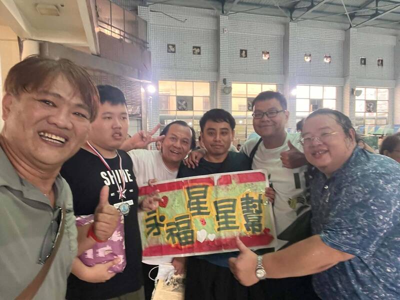 從怕水到奪金 身心障泳賽台南永福星星幫創佳績