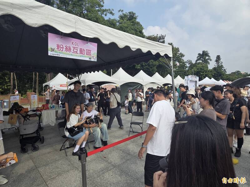嘉市動物嘉年華 網紅狗「小黑豬」、「柴犬七仙女蘿蔔糕」吸粉絲朝聖
