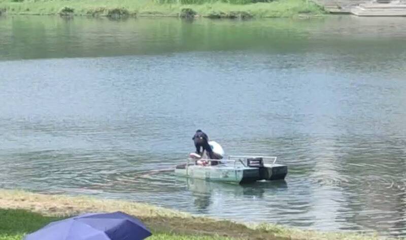 騎警隊居高臨下見異狀 機警借天鵝船急救碧潭落水8旬翁