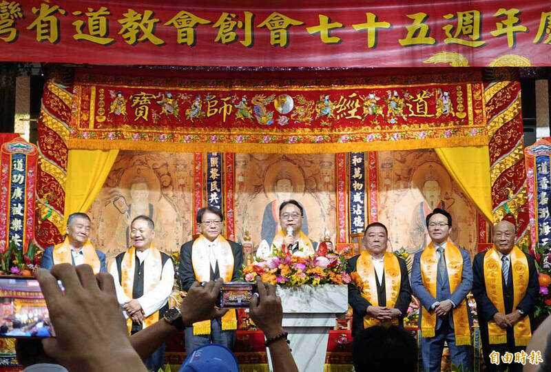 民進黨桃園市長參選人黃世杰（中）、括總統府秘書長潘孟安（左3）出席台灣省道教會75週年慶典大會。（記者李容萍攝）
