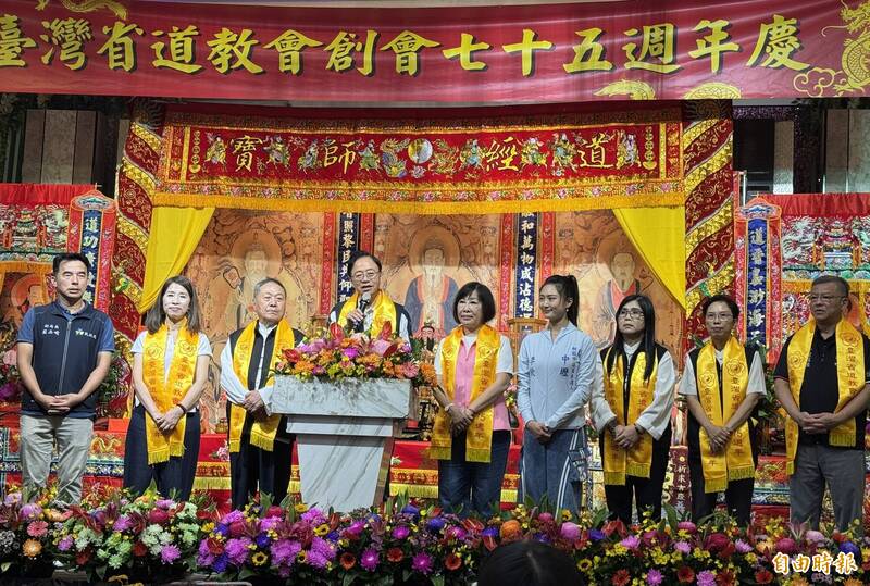 國民黨拚連任的桃園市長張善政（中）等人出席台灣省道教會75週年慶典大會。（記者李容萍攝）