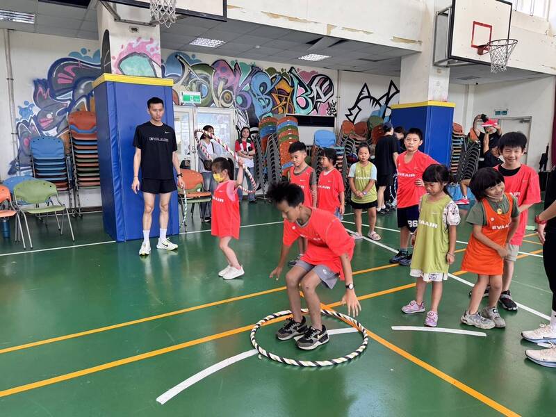 3C世代少「真實連結」 長榮幼苗計畫陪苗栗家扶兒少動起來
