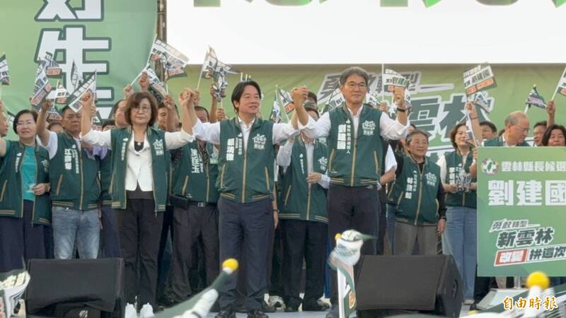 賴清德（中）牽起蘇治芬（左）、劉建國（右）的手，誓言贏回雲林，延續民主聖地的香火。（記者李文德攝）