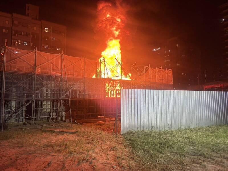 黑煙竄天!台中大里新建案工地烈火狂燒 環保局急發空污警報
