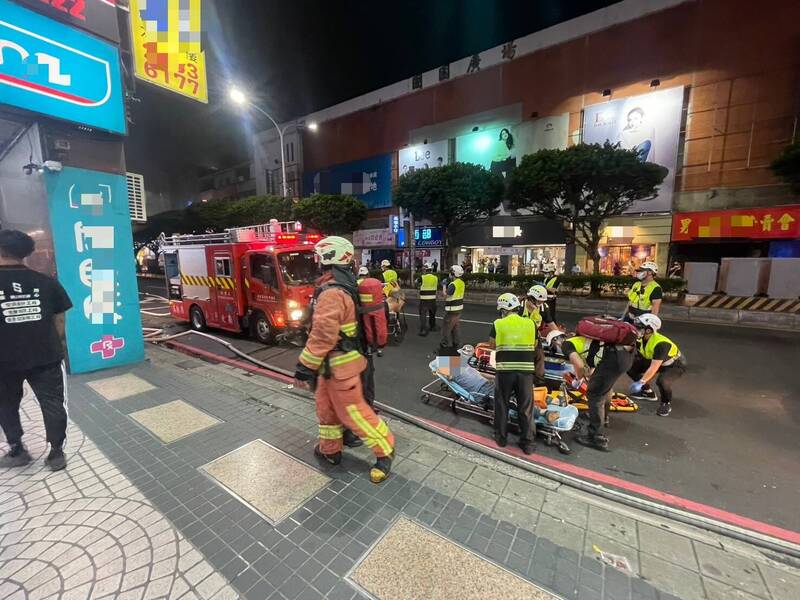 消防人員將傷者送醫。（記者徐聖倫翻攝）