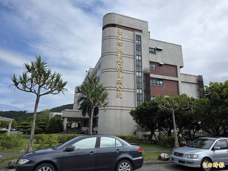 不滿抽血安排拍桌嗆醫師「不要被我遇到」 宜蘭莽男判刑2月確定