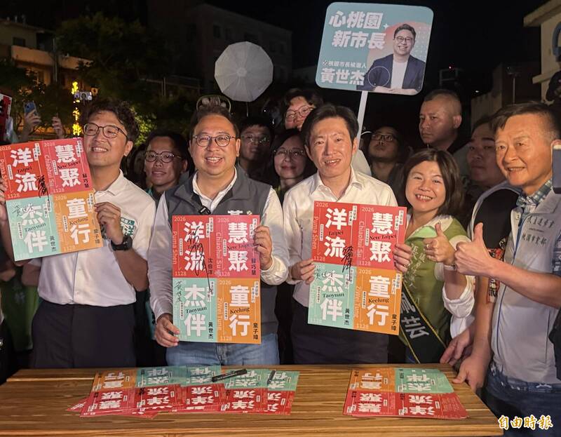 沈伯洋合體黃世杰中壢觀光夜市掃街 淡季迎人潮 商家坦言超振奮