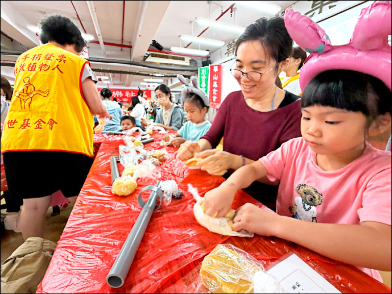 手作中秋月餅 老中幼齊聚一堂