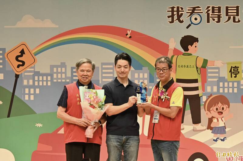 85歲長輩還在站導護!蔣萬安讚「無私付出」加碼回饋志工